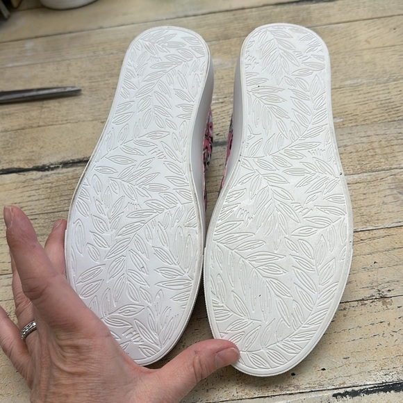 Lilly Pulitzer pink and black Slip On Sneakers size 7 Brand New - Picture 5 of 6